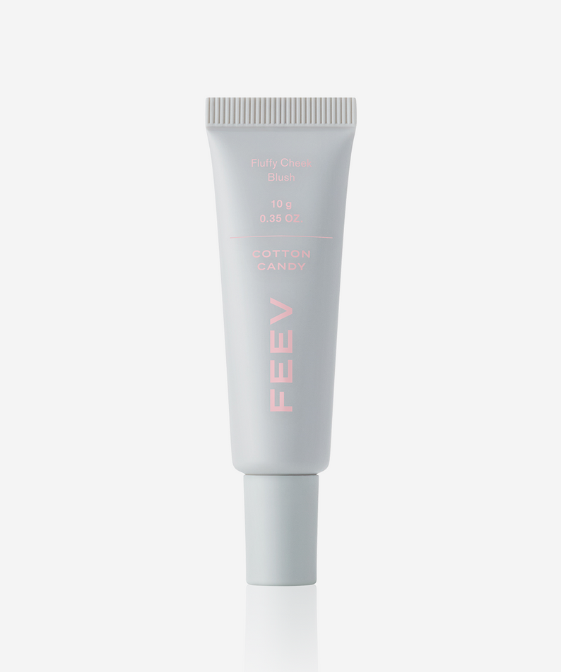Décris l'image en français : FEEV Fluffy Cheek Blush 10g, tube cosmétique blanc sur fond clair, marque FEEV visible.