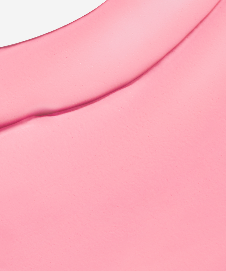 Décris l'image en français: FEEV Fluffy Cheek Blush 10g, texture rose du blush, marque FEEV, gros plan cosmétique.