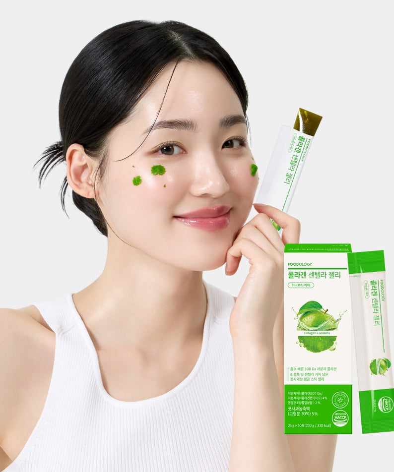 FOODOLOGY Collagen Centella Jelly 250g en main, packaging visible, femme souriante en chemise blanche