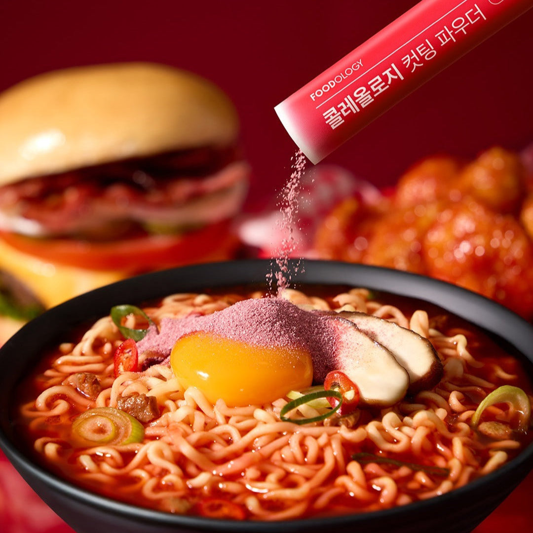 FOODOLOGY Cutting Powder, ajoutée sur un bol de ramen aux champignons et œuf, vue culinaire rouge