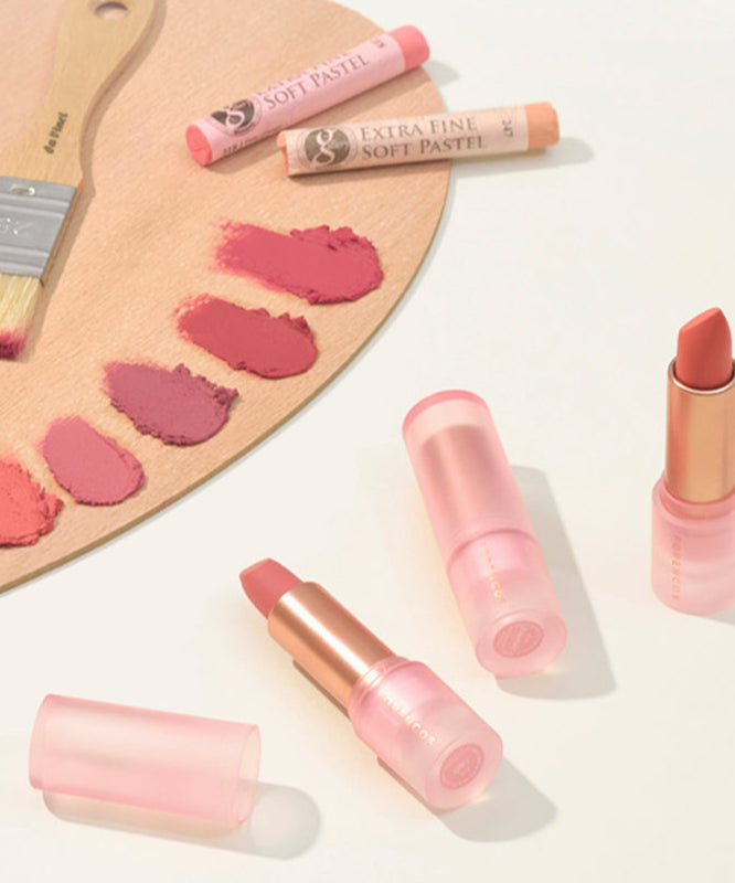 Différents rouges à lèvres et teintes assorties de FORENCOS All Light Mood Chiffon Lipstick sur une toile avec un pinceau.