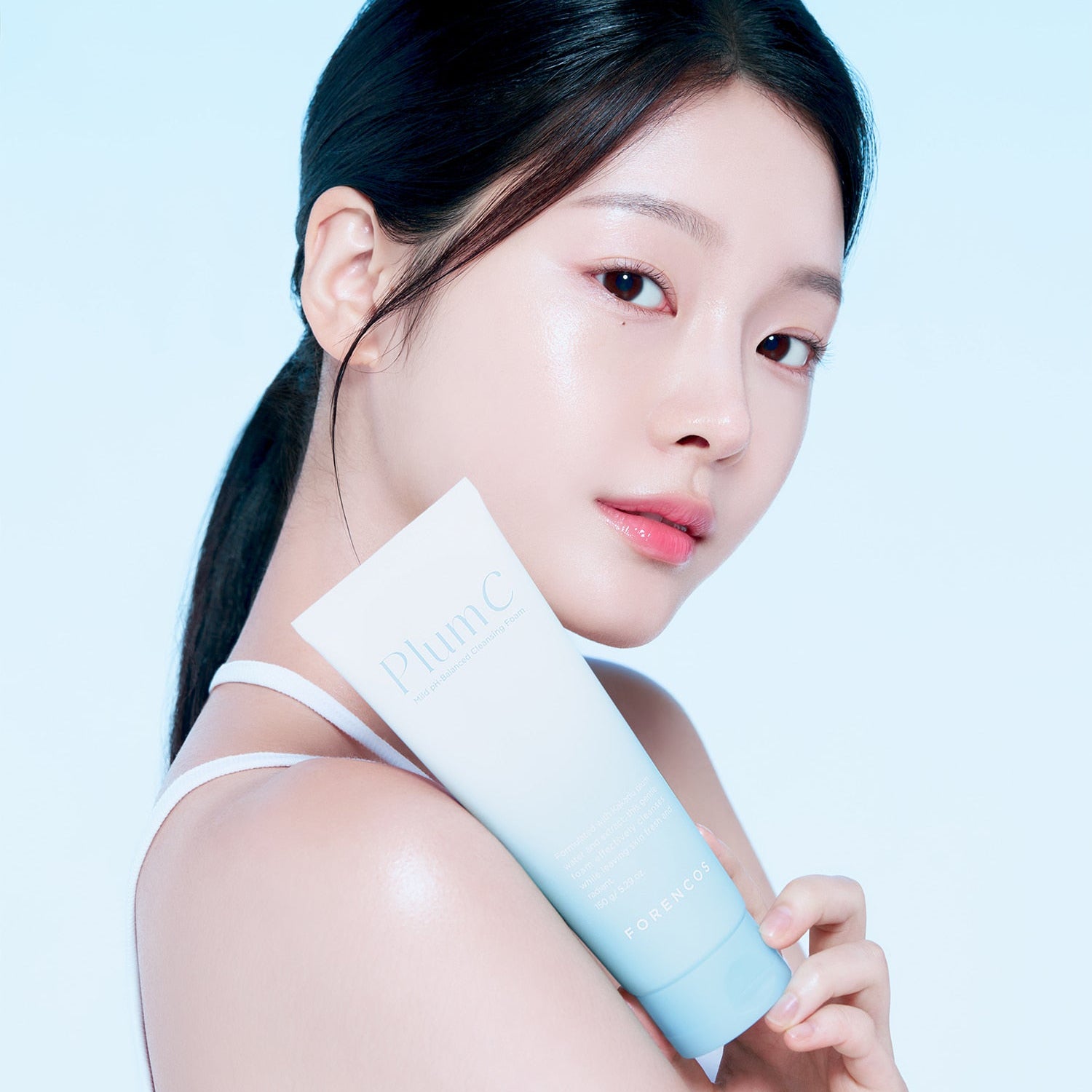 FORENCOS Plum C Mild Mild Acidic Cleansing Foam 150g, marque sur tube, femme avec peau lumineuse fond clair.