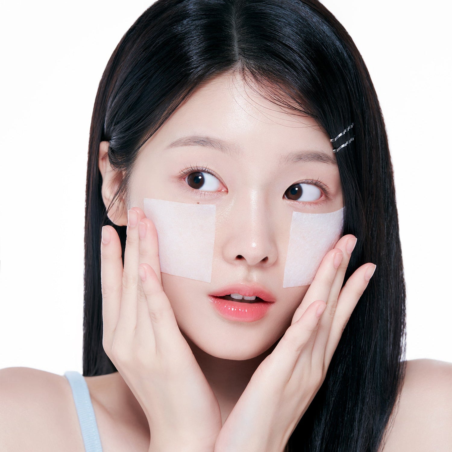 Modèle asiatique appliquant le toner FORENCOS Plum C Mild Mild Acidic Toner 300ml, flacons non visibles, peau fraîche.