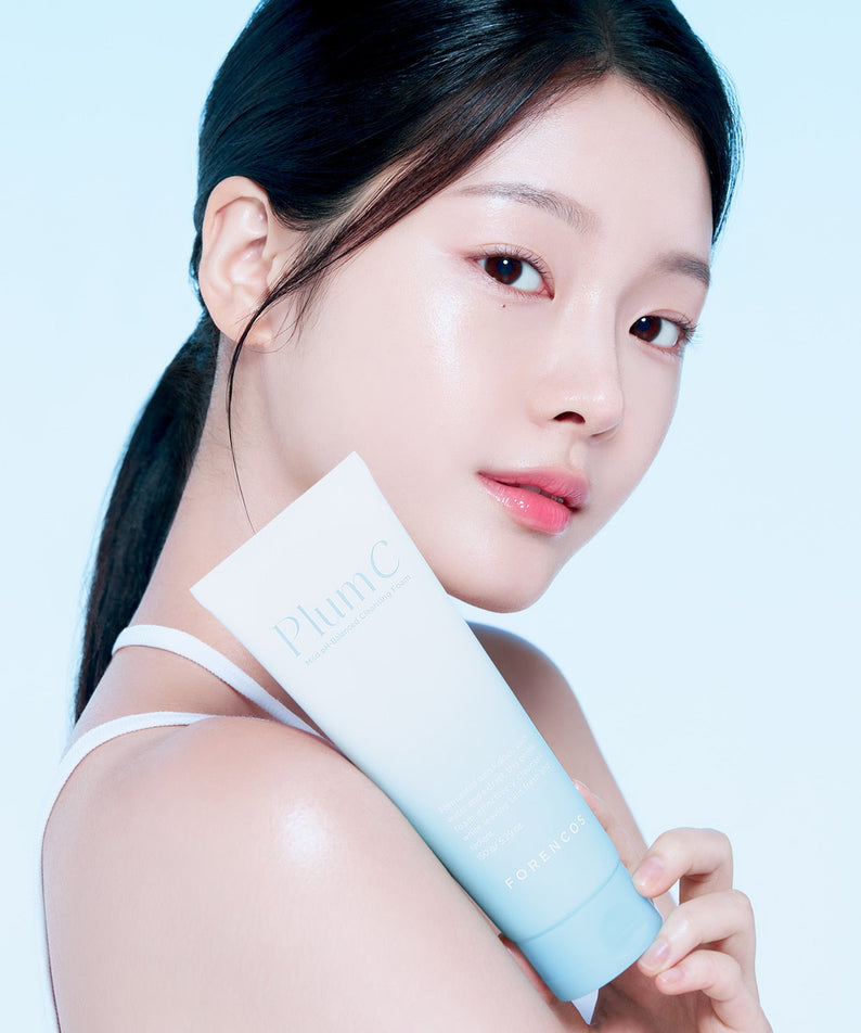 Femme tenant FORENCOS Plum C Mild Mild Acidic Cleansing Foam 150g, nettoyant doux pour la peau en douceur avec acides doux.