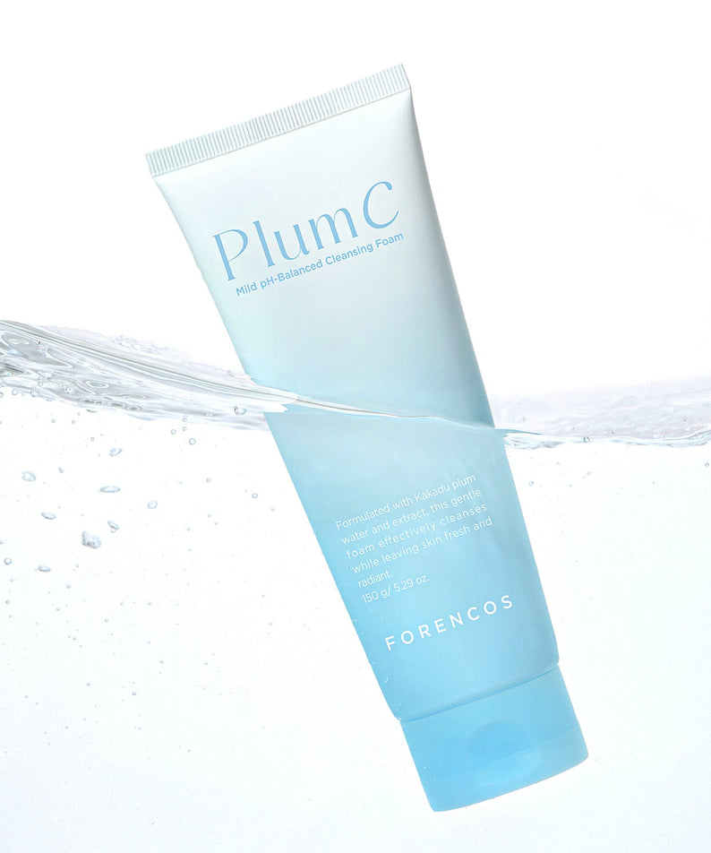 FORENCOS Plum C Mild Mild Acidic Cleansing Foam 150g flottant dans l'eau, produit cosmétique pour un nettoyage doux et équilibré.