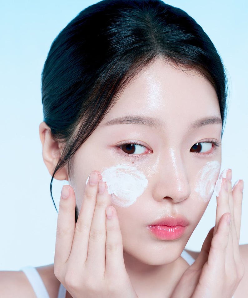 Femme appliquant FORENCOS Plum C Mild Mild Acidic Cleansing Foam 150g sur le visage, montrant une peau éclatante et lisse.