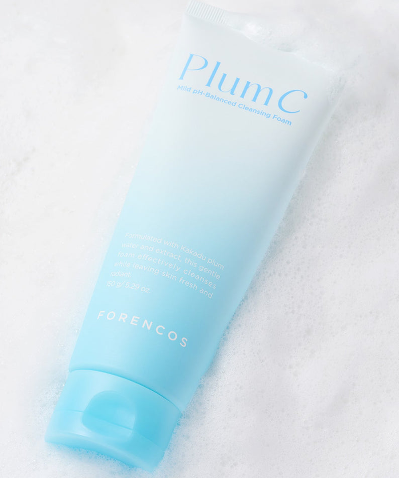 FORENCOS Plum C Mild Mild Acidic Cleansing Foam 150g sur fond de mousse blanche, packaging bleu ciel, soin visage doux et efficace.