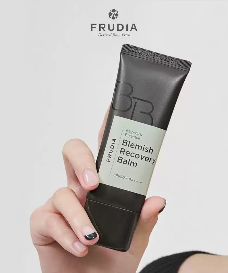 Baume FRUDIA Leafrust Essential Blemish Recovery 40g en main, emballage noir élégant.