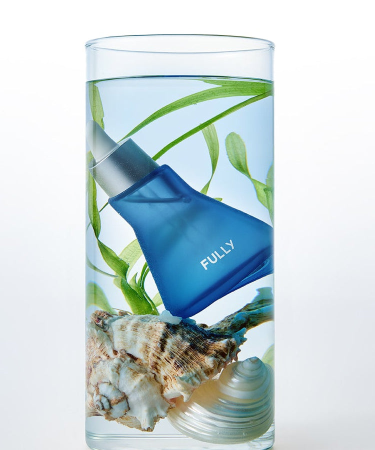 FULLY Blue Spirulina Hyal Moisture Serum de la marque FULLY, flacon bleu sur fond blanc avec algues et coquillage.