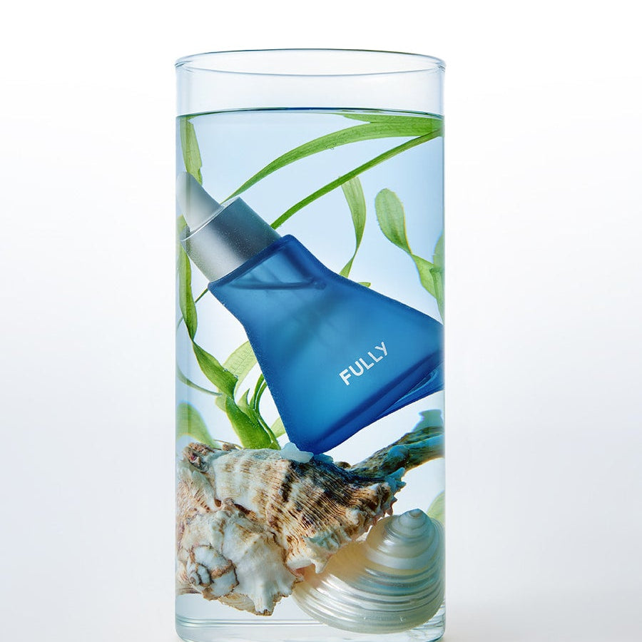 FULLY Blue Spirulina Hyal Moisture Serum de la marque FULLY, flacon bleu sur fond blanc avec algues et coquillage.