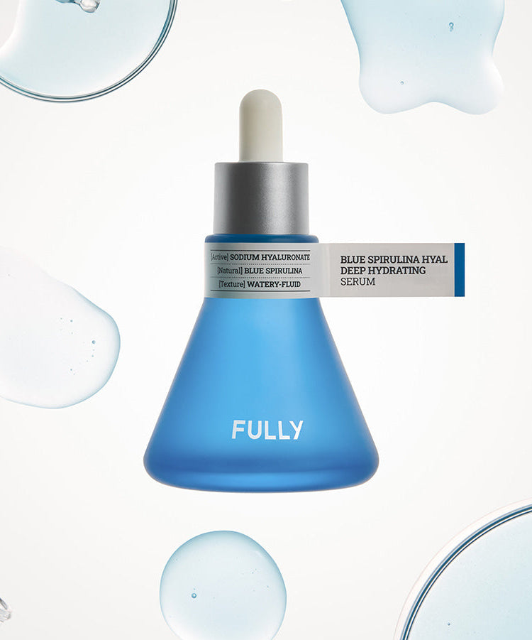 FULLY  Blue Spirulina Hyal Moisture Serum FULLY, sérum hydratant bleu, flacon sur fond blanc avec gouttes d’eau, visuel produit.