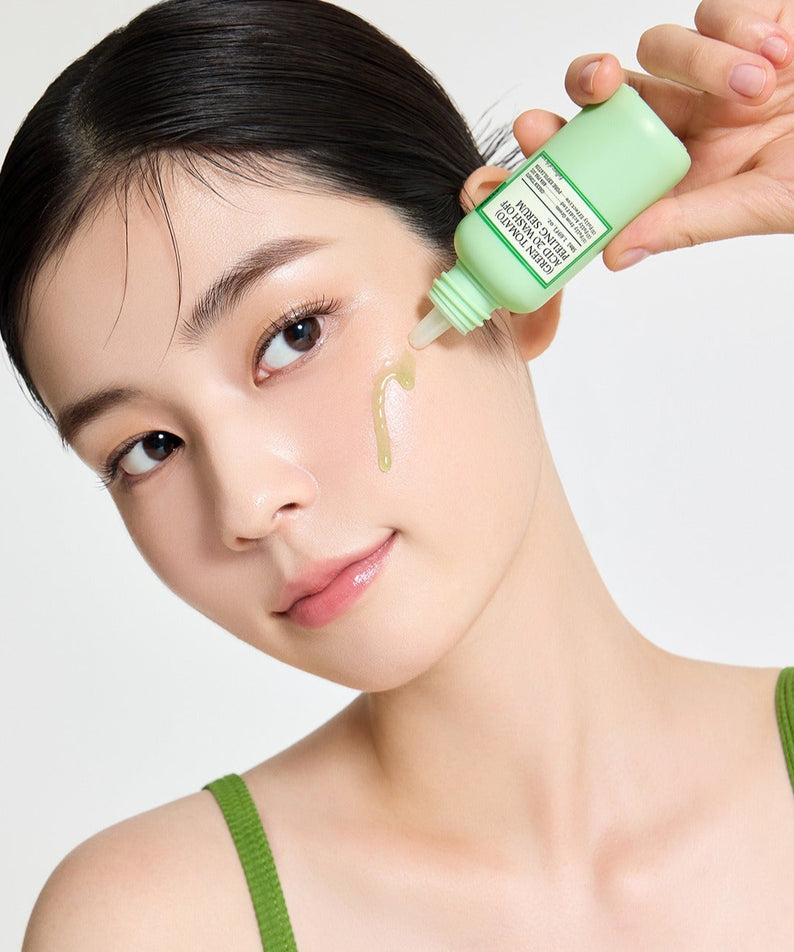 Décris l'image en français : FULLY  Green Tomato Acid 20 Wash-Off Peeling Serum 50ml, la marque, application sur le visage.