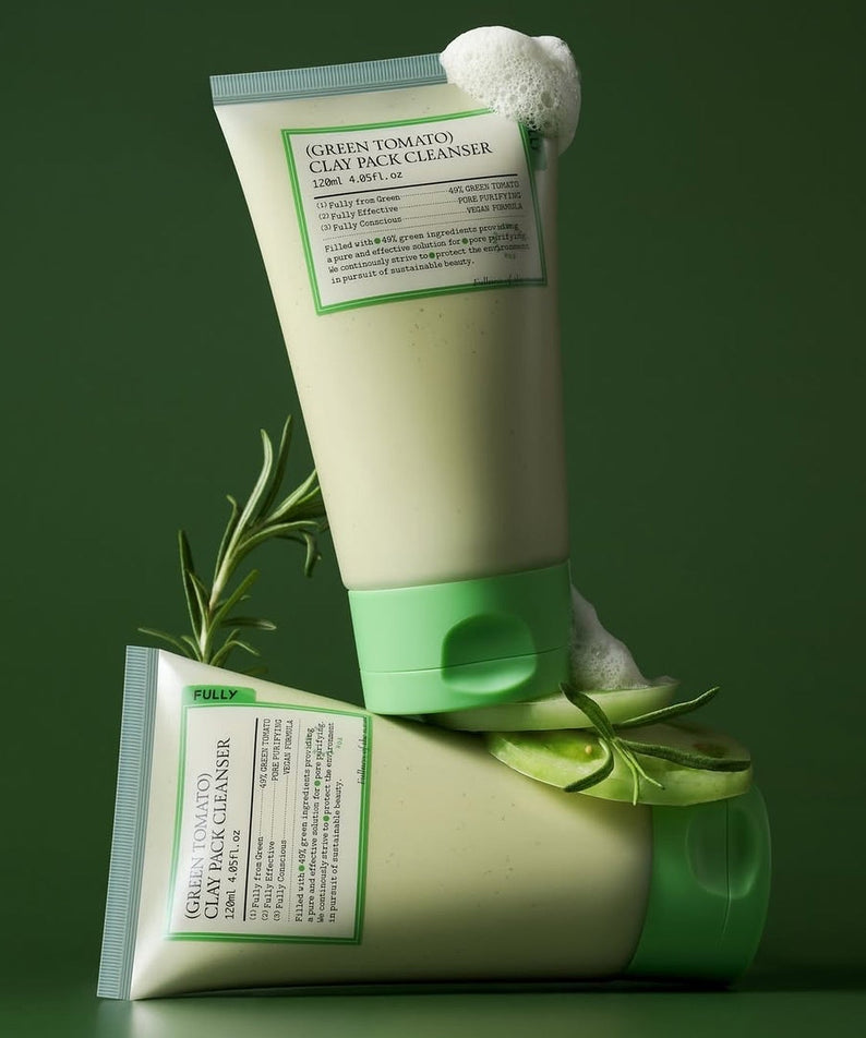 FULLY  Green Tomato Clay Pack Cleanser 120ml, tube vert et crème sur fond vert, avec feuilles et tomates, marque FULLY