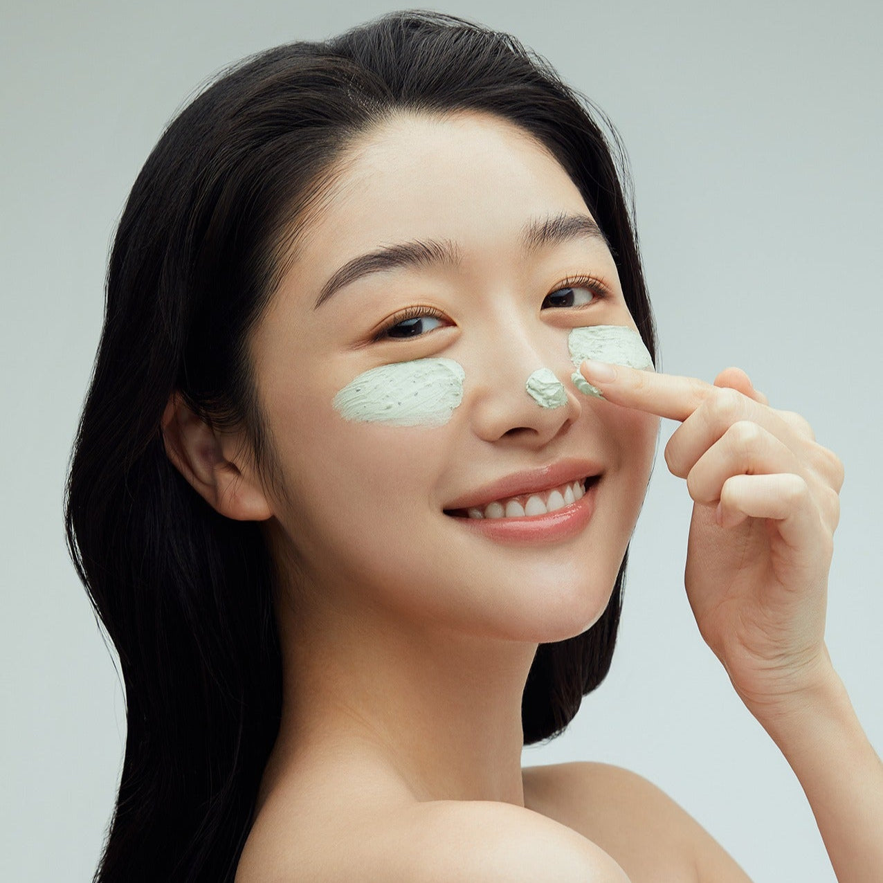 FULLY Green Tomato Clay Pack Cleanser 120ml : femme applique un masque à la texture verte sur le visage, packaging cosmétique