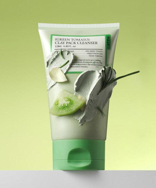 FULLY Green Tomato Clay Pack Cleanser 120ml, tube vert sur fond vert avec tomate et feuilles, nettoyage visage.