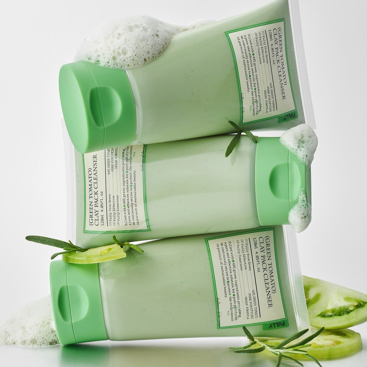 FULLY Green Tomato Clay Pack Cleanser 120ml, marque FULLY, flacon vert avec tomates et argile, sur fond clair.