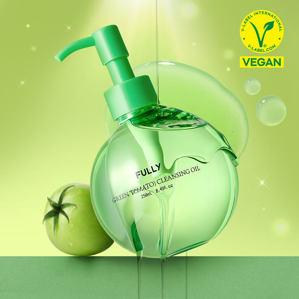 Décris l'image en français : FULLY  Green Tomato Cleansing Oil 250ml de la marque FULLY, flacon vert sur fond vert.
