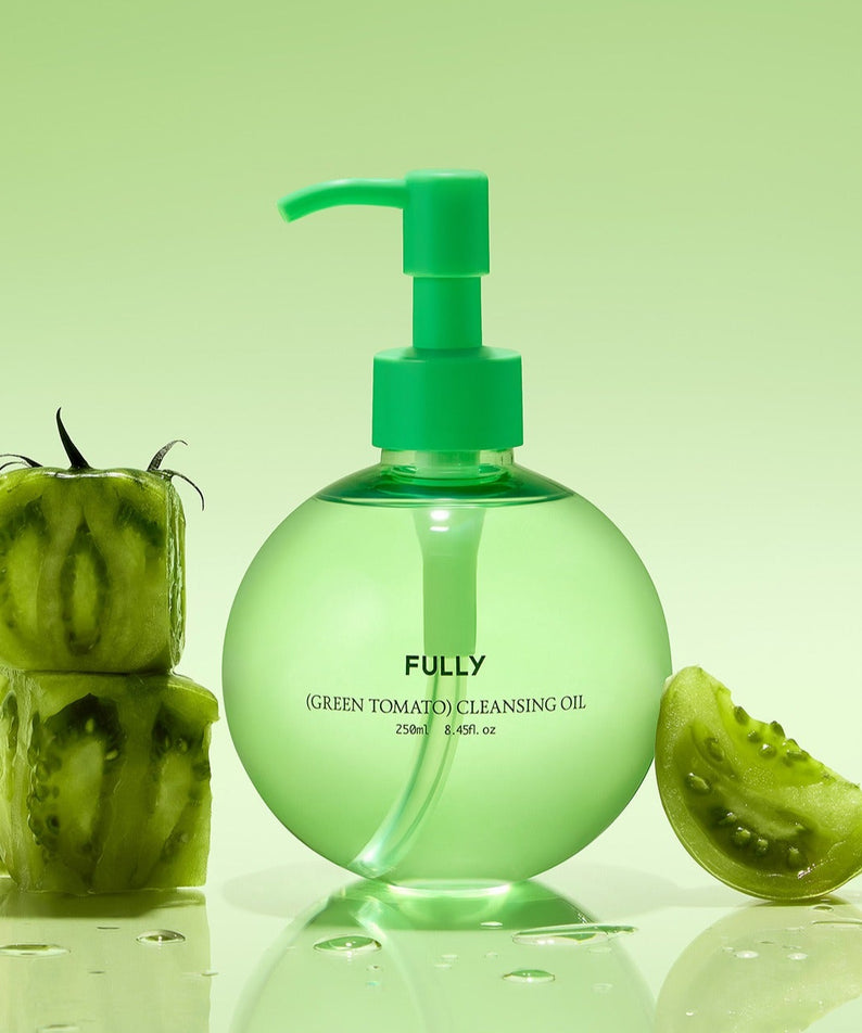 FULLY Green Tomato Cleansing Oil 250ml de la marque FULLY, flacon vert avec tomates sur fond vert