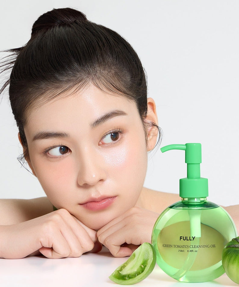 FULLY  Green Tomato Cleansing Oil 250ml : flacon vert sur fond clair, huile de soin visage, modèle et tomates vertes, marque FULLY