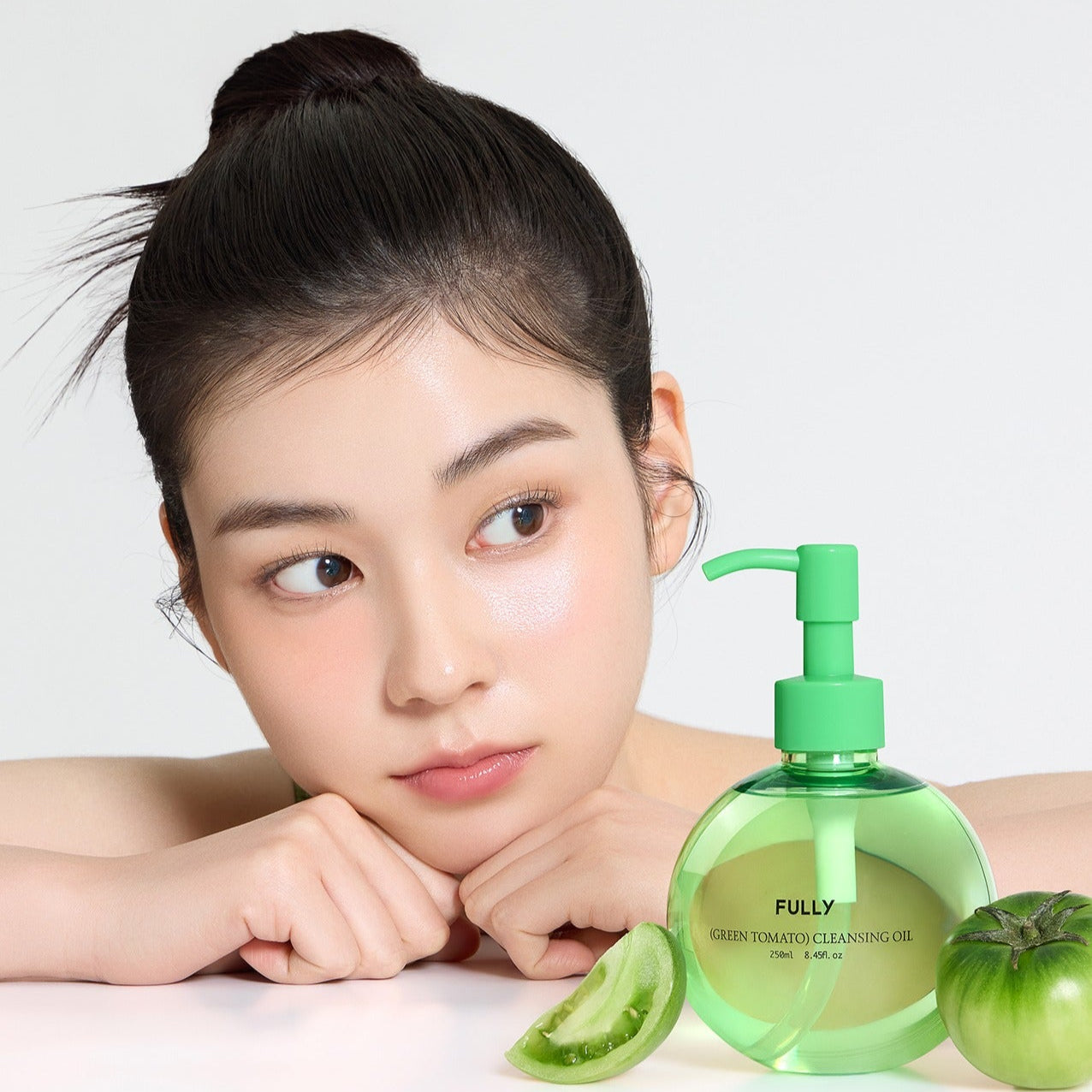 FULLY  Green Tomato Cleansing Oil 250ml : flacon vert sur fond clair, huile de soin visage, modèle et tomates vertes, marque FULLY