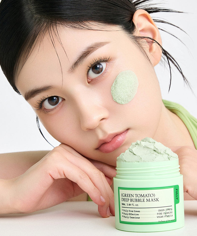 FULLY Green Tomato Deep Bubble Mask 90ml, marque FULLY, sur visage avec masque vert en pâte, fond blanc.