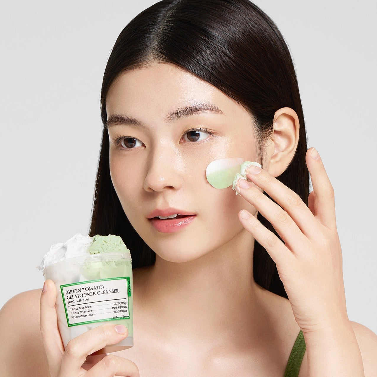 FULLY  Green Tomato Gelato Pack Cleanser 100ml de FULLY, femme applique un gel crème verte sur le visage