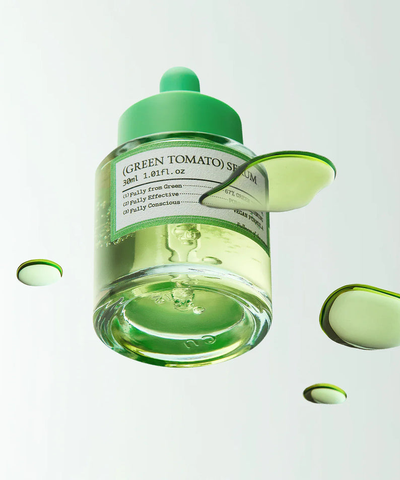 FULLY  Green Tomato Serum 30ml de la marque FULLY, flacon vert sur fond clair avec gouttelettes et éclaboussures