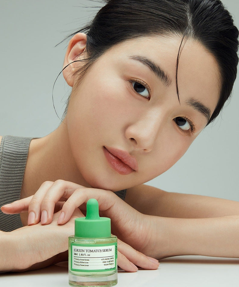 FULLY  Green Tomato Serum 30ml, flacon vert sur table près d’une femme visage maquillé, soin visage FULLY
