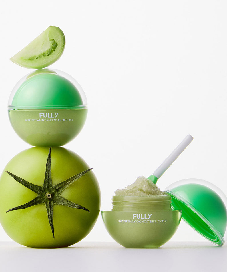 FULLY Green Tomato Smoothie Lip Scrub 12g de marque FULLY, lèvres en texture verte et décor tomate, fond blanc