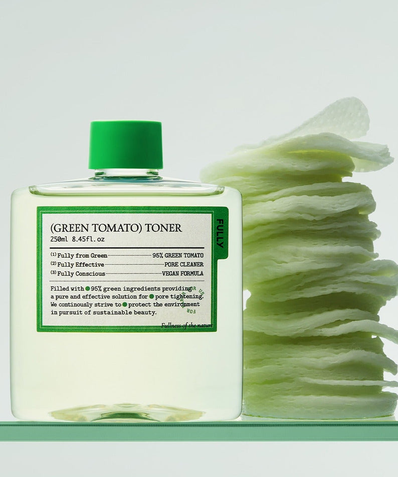 FULLY Green Tomato Toner 250ml de marque FULLY : flacon vert sur fond clair avec feuilles de tomate, contexte beauté.