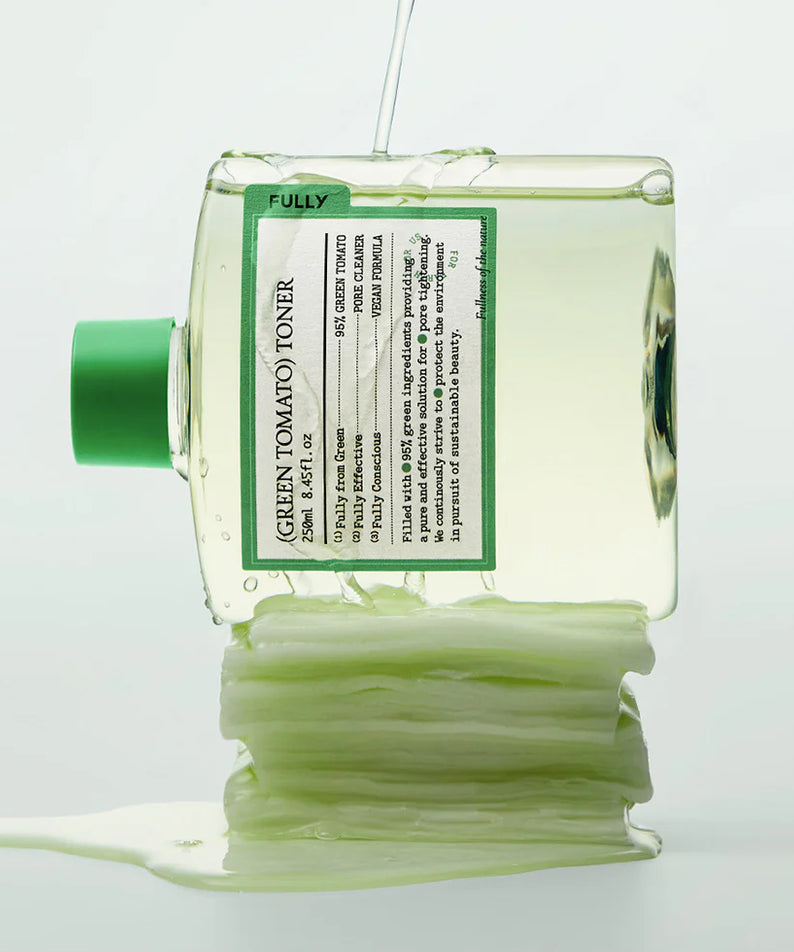 FULLY  Green Tomato Toner 250ml de FULLY : flacon vert sur fond clair, liquide tonique coule (contexte beauté soin).