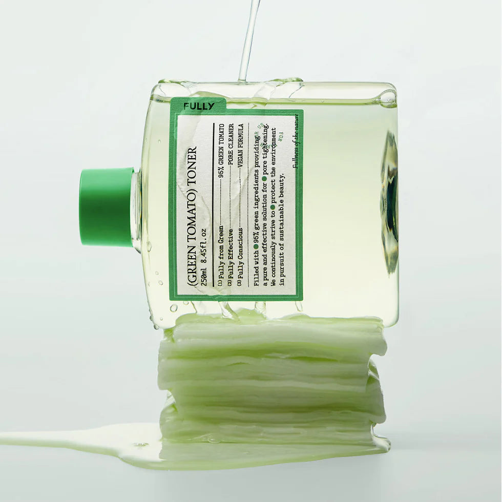 FULLY  Green Tomato Toner 250ml de FULLY : flacon vert sur fond clair, liquide tonique coule (contexte beauté soin).