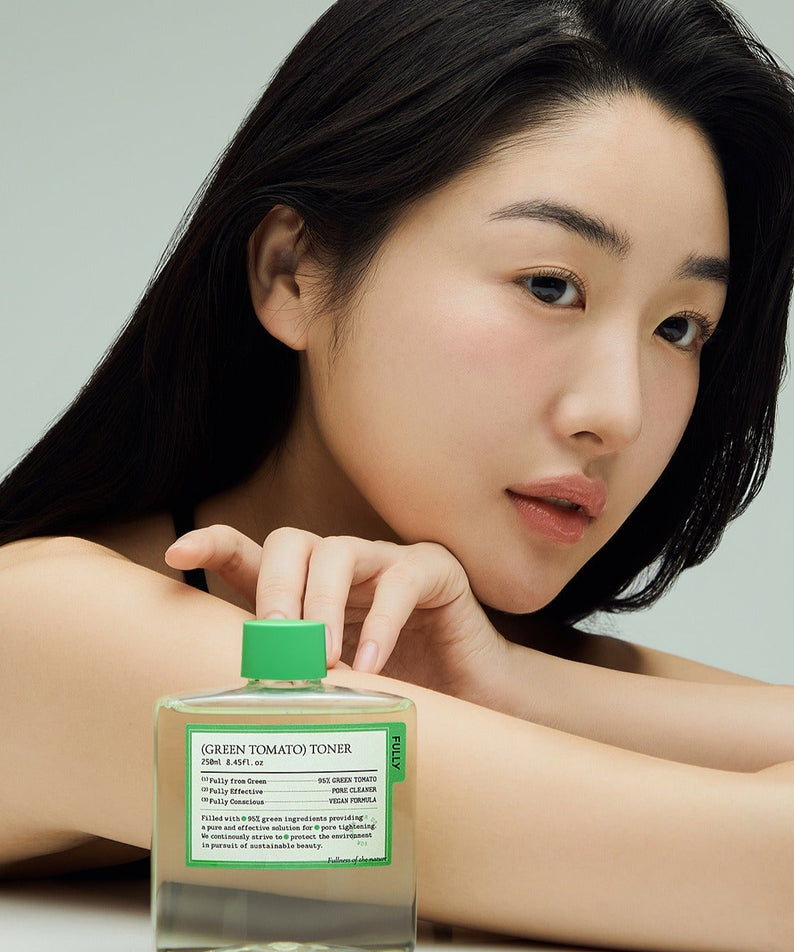 FULLY  Green Tomato Toner 250ml de la marque FULLY, flacon vert avec une femme en soin du visage, photo produit.