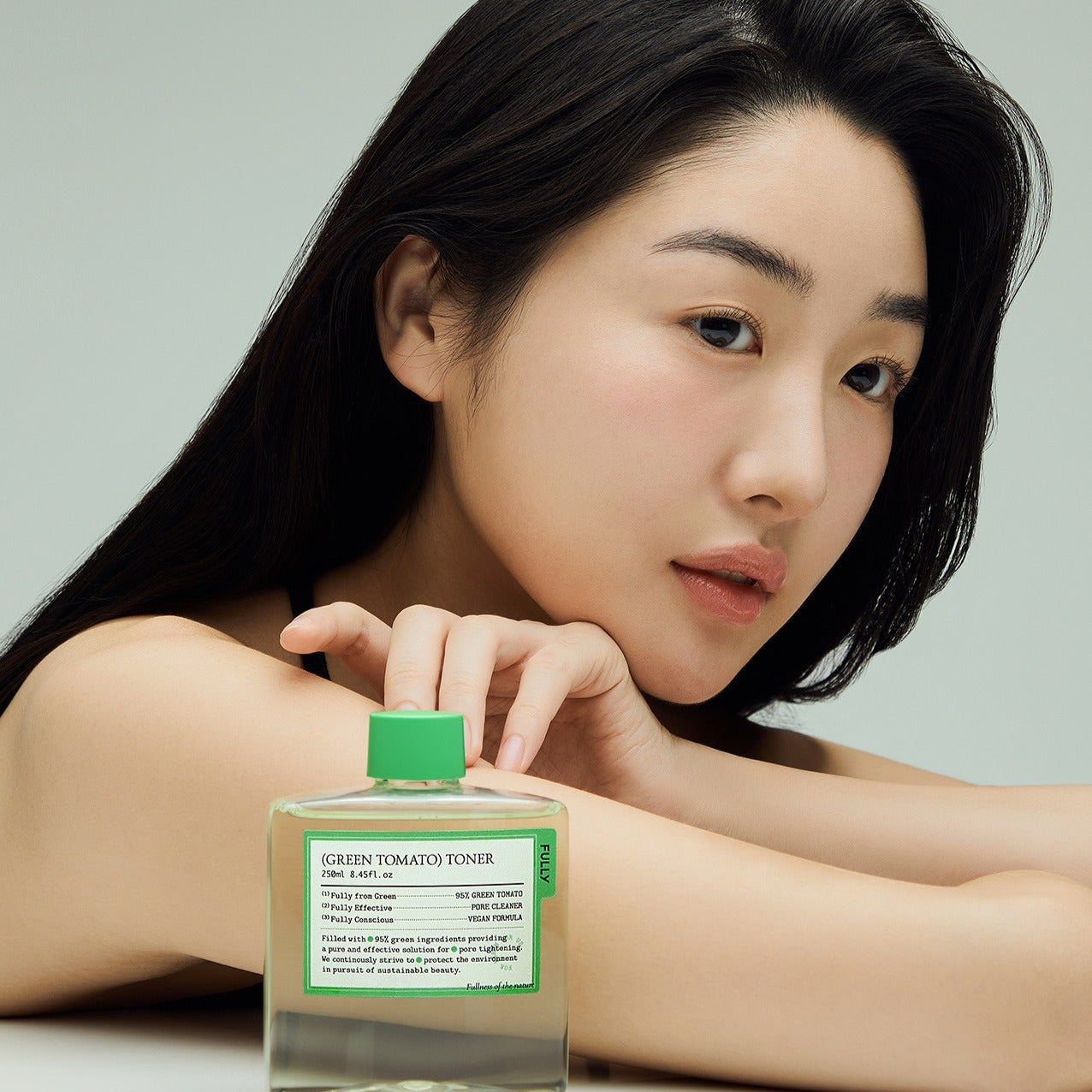 FULLY  Green Tomato Toner 250ml de la marque FULLY, flacon vert avec une femme en soin du visage, photo produit.