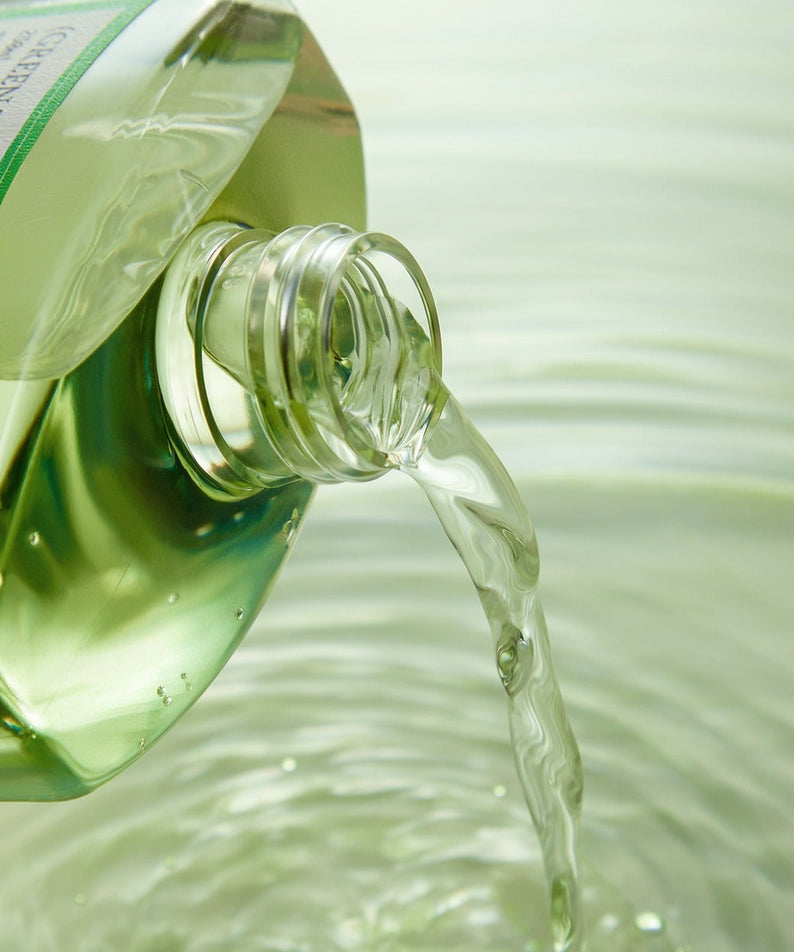 FULLY Green Tomato Toner 250ml de la marque FULLY, vue produit et texture verte liquide sur fond clair
