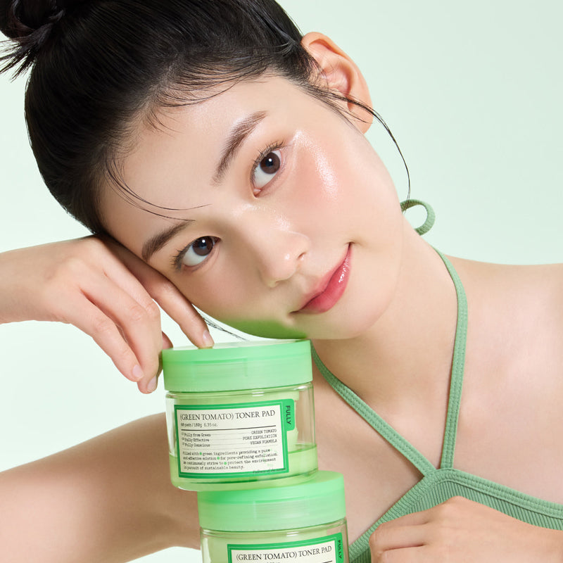 FULLY Green Tomato Toner Pads 60 Sheets : la marque FULLY, femme visage, coussinets verts sur flacons, contexte skincare.