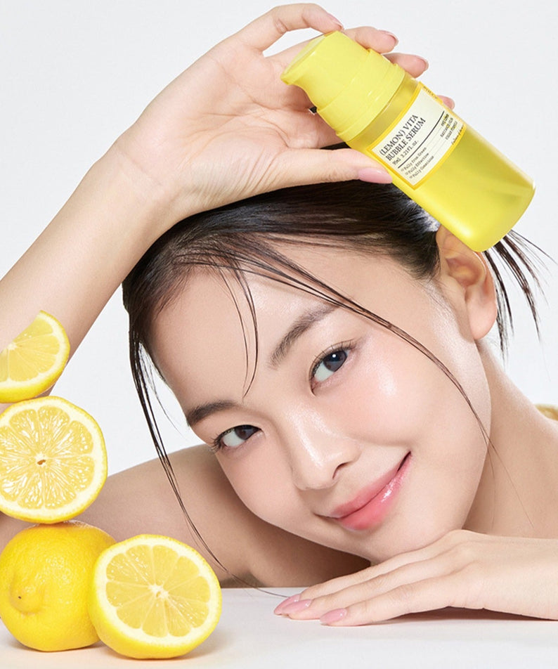 FULLY  Lemon Vita Bubble Serum 95ml de la marque FULLY, visage avec huile citron et mains, décor agrumes sur fond clair