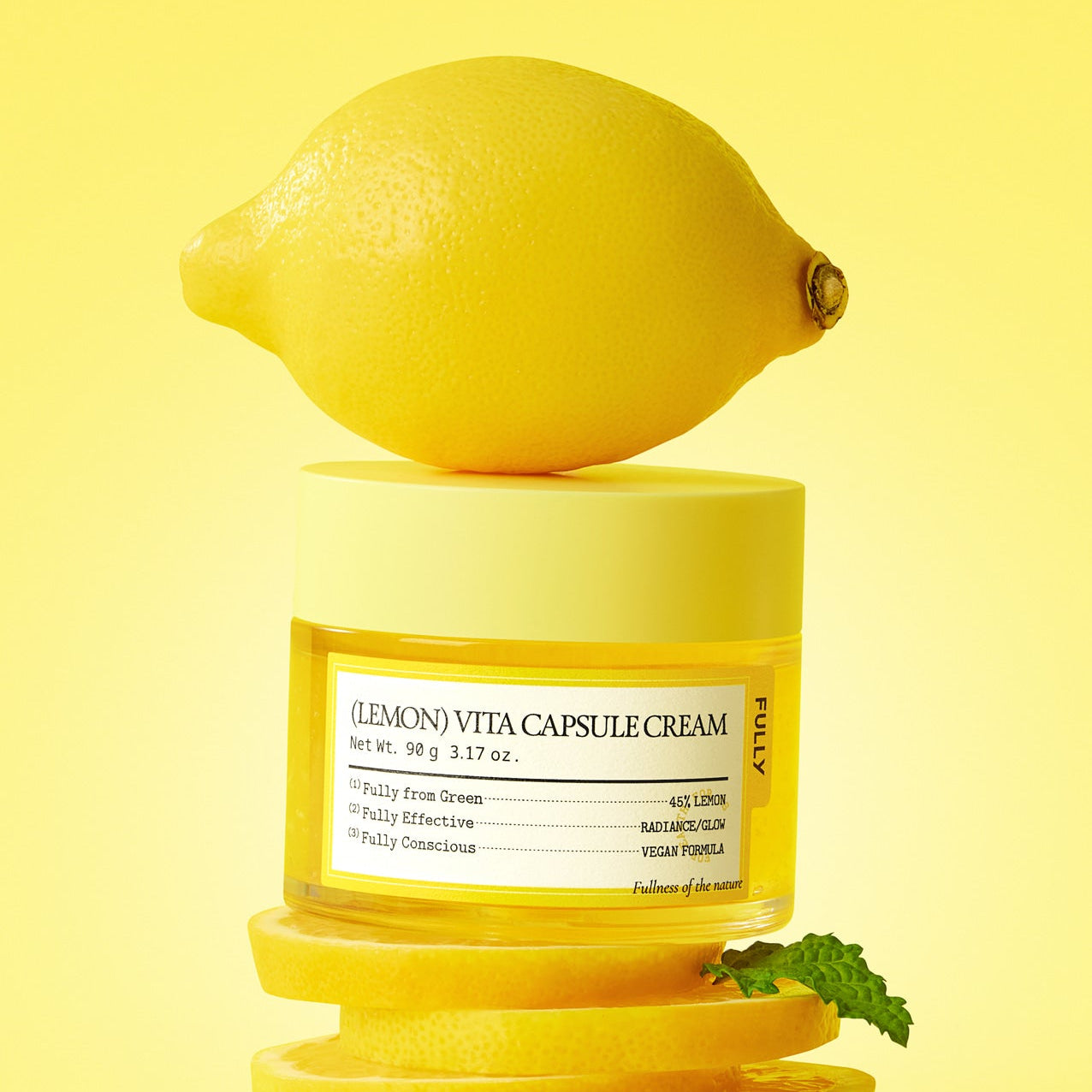 FULLY Lemon Vita Capsule Cream 90g de la marque FULLY, pot jaune sur fond jaune, avec citron et menthe, contexte visuel.