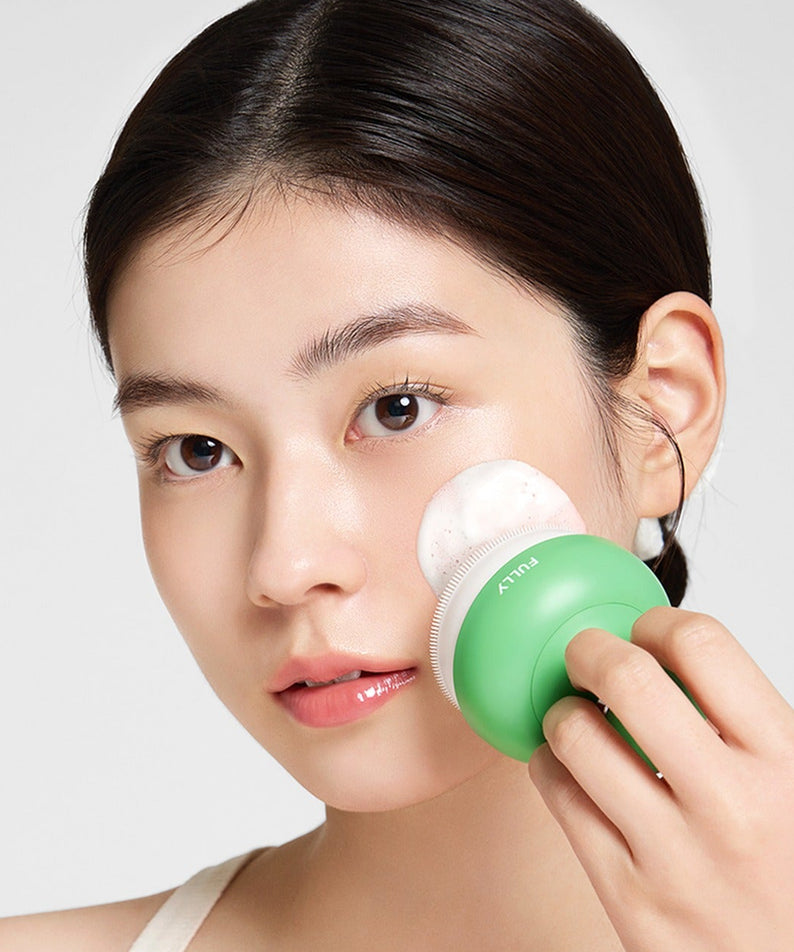 FULLY  Pore brush, visage en gros plan utilisant la brosse pour nettoyer les pores, marque FULLY, fond clair.