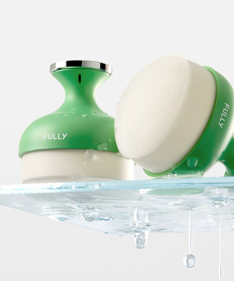 FULLY  Pore brush de marque FULLY, tête de brosse verte avec eau et gouttes, salle de bain, close-up.