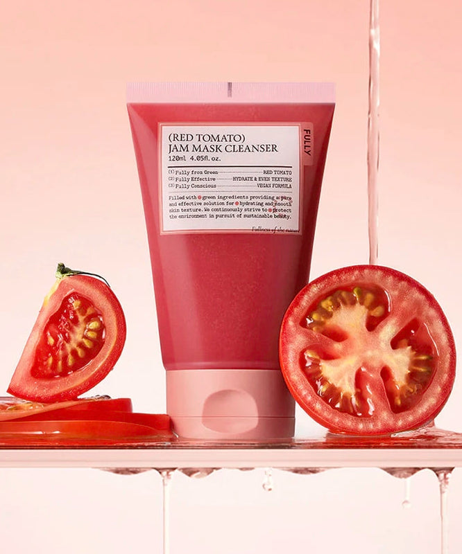 FULLY  Red Tomato Jam Pack Cleanser 120ml de la marque FULLY, tube rouge sur fond rose avec tomates tranchées.