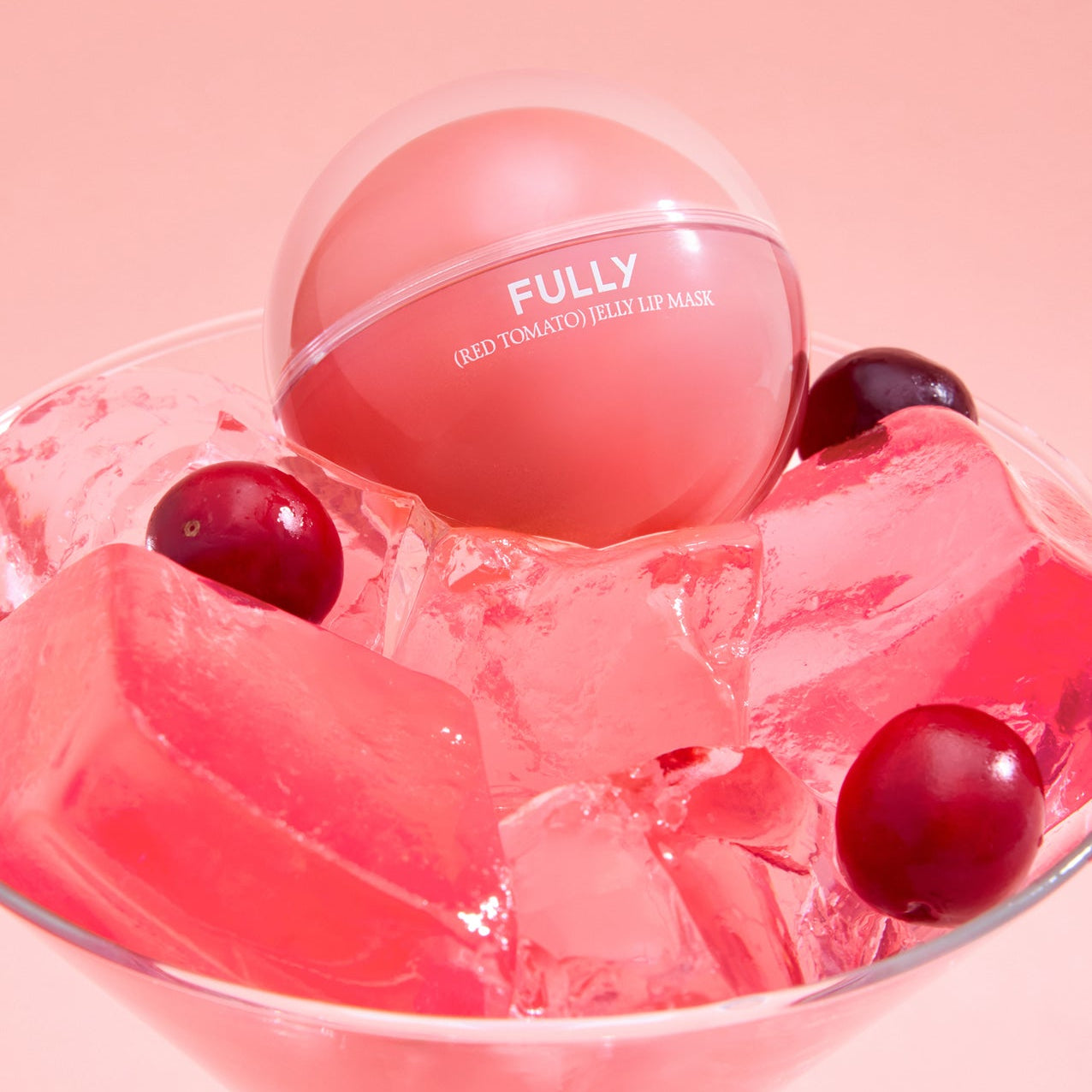 FULLY Red Tomato Jelly Lip Mask 12g de la marque FULLY, pot rouge et gelée sur glace, contexte beauté sur fond rose.