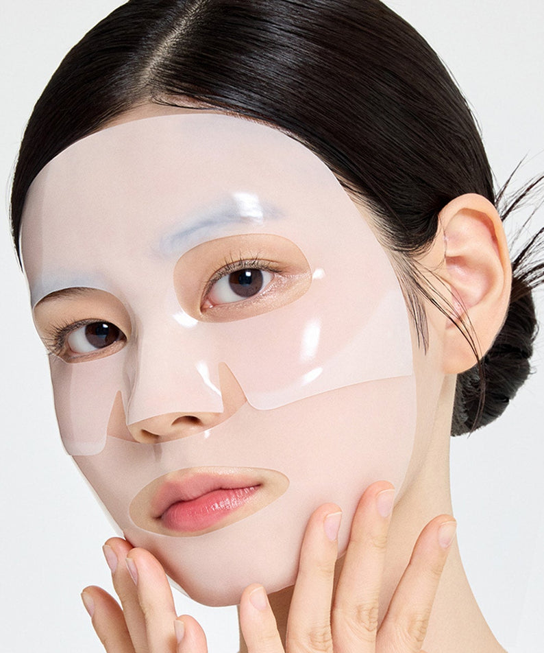 Portrait de femme avec le masque hydrogel FULLY Rice Cera Hydrogel Mask de la marque FULLY, sur fond blanc.