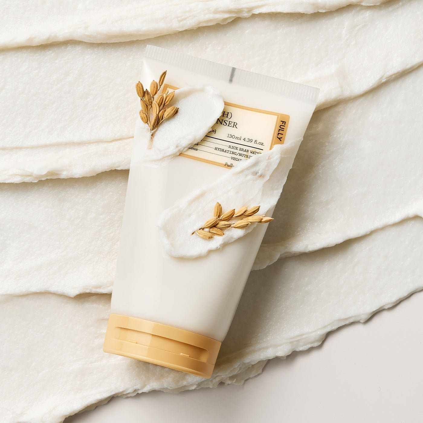 FULLY  Rice Dough Pack Cleanser 130ml de la marque FULLY, tube sur tissu blanc et ingrédients de riz décoratifs