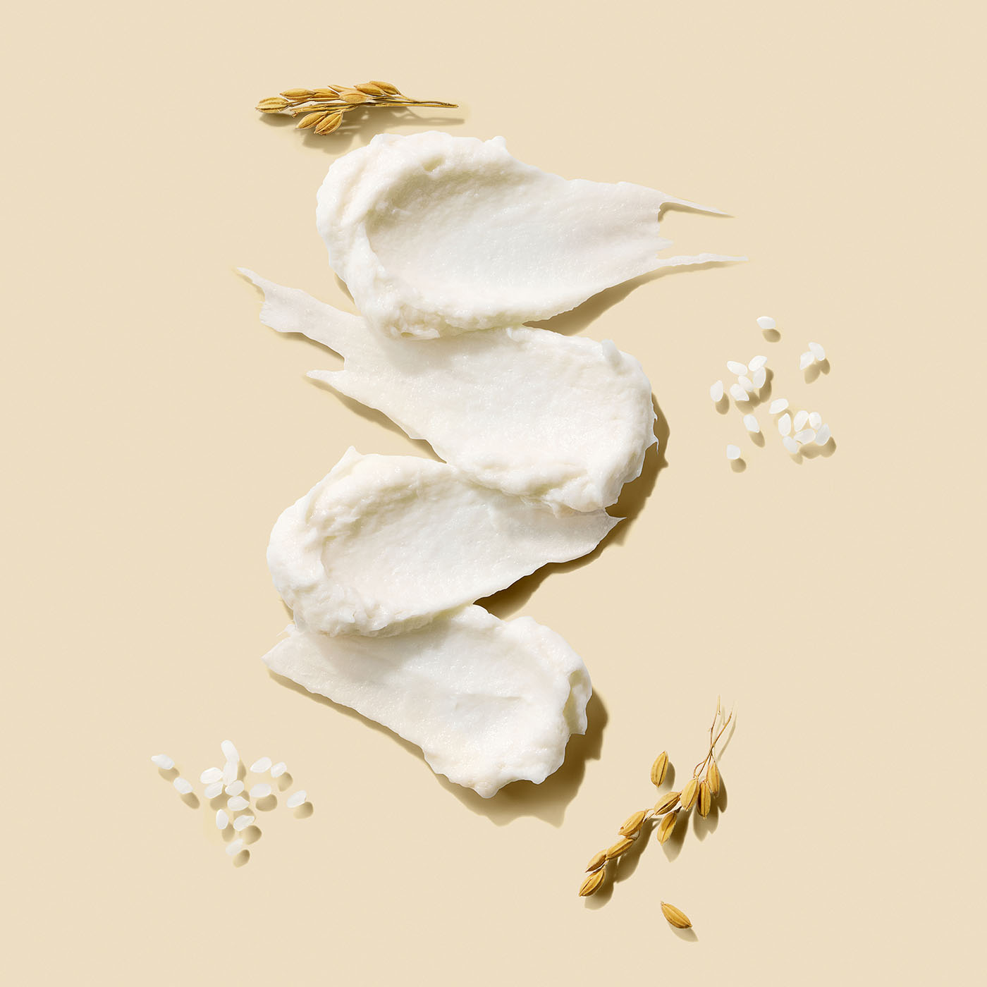 FULLY  Rice Dough Pack Cleanser 130ml de la marque FULLY, produit nettoyant sur fond crème avec riz et flocons.