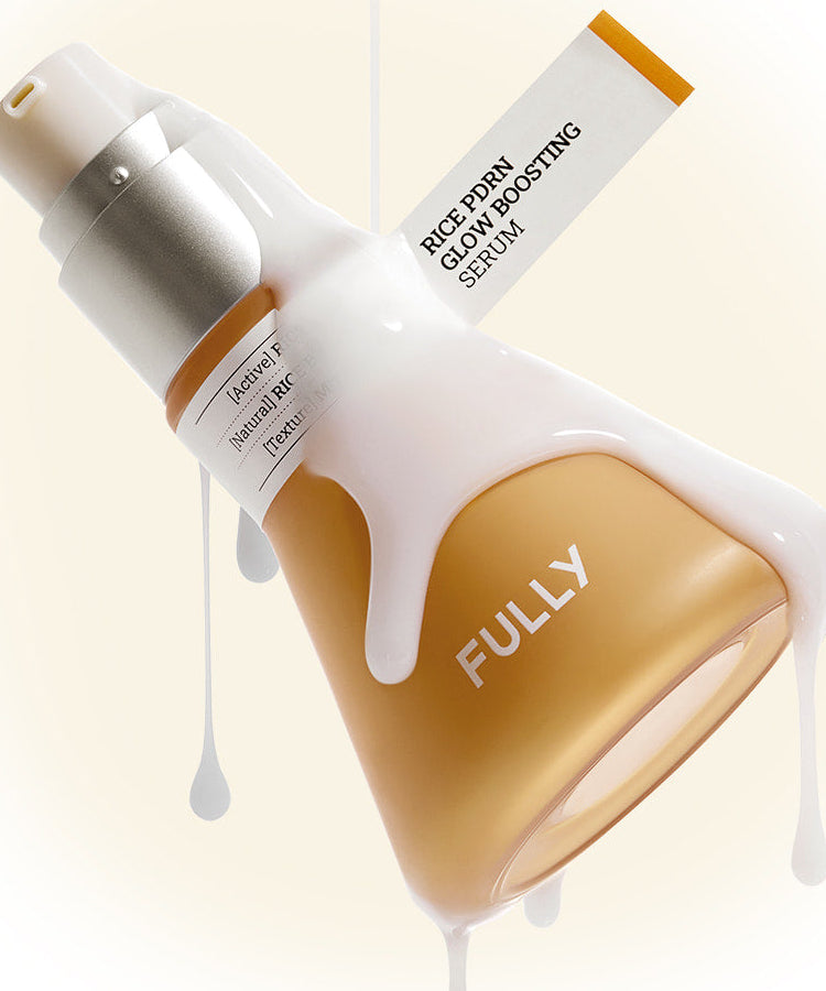 FULLY Rice PDRN Radiance Serum de la marque FULLY, sérum au riz sur fond clair, flacon et texture gouttes