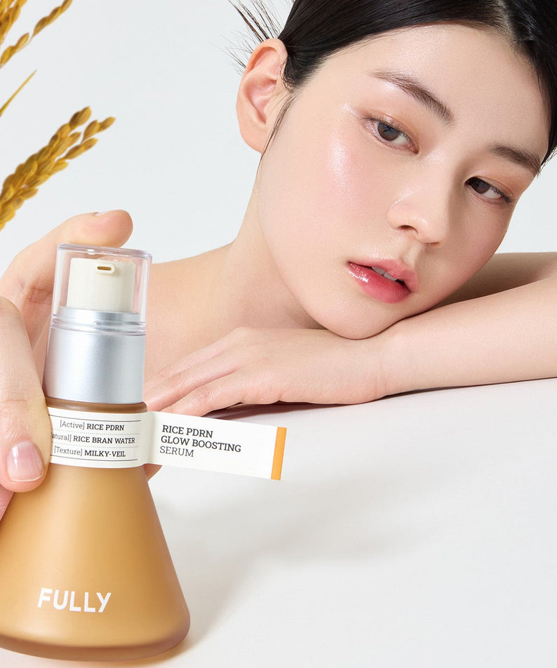 FULLY  Rice PDRN Radiance Serum, marque FULLY, crème sur peau d’une femme, contexte beauté luxe, flacon sur fond clair