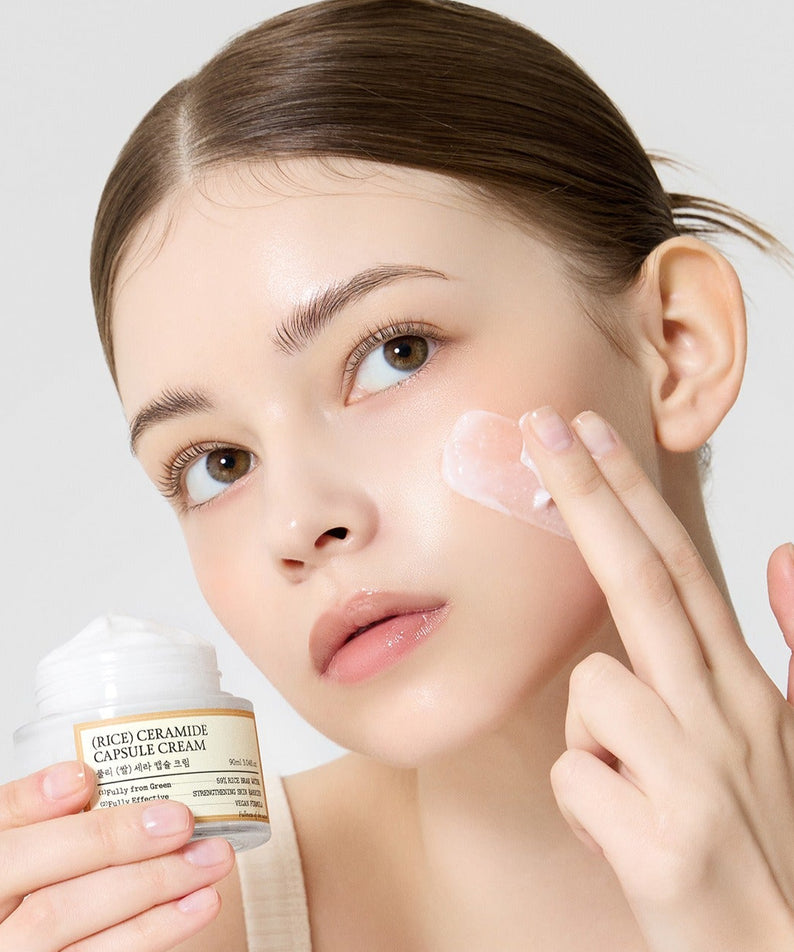 FULLY  Rice Sera Capsule Cream 90ml, crème skincare FULLY appliquée sur le visage, femme au geste de soin, fond clair.