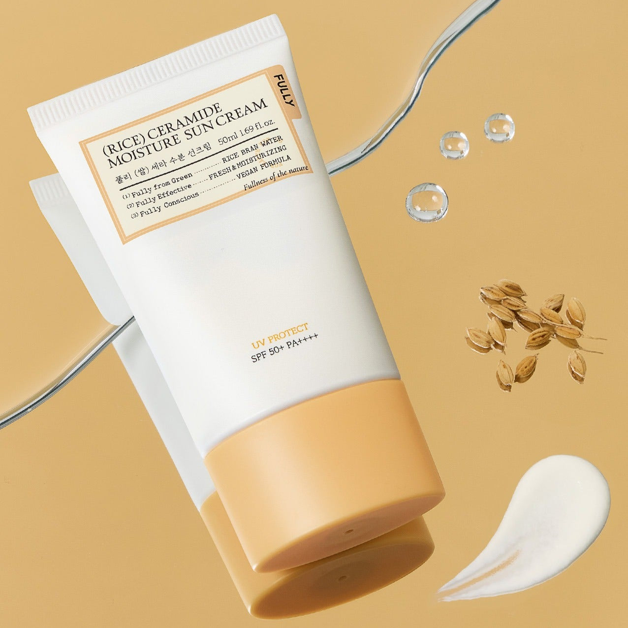 FULLY  Rice Sera Moisture Sunscreen 50ml, tube crème hydratante FULLY sur fond beige avec flocons de riz et gouttes