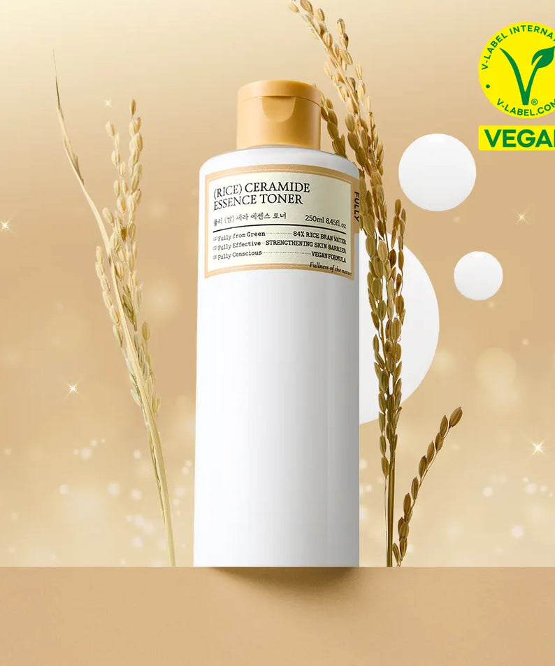 FULLY Rice Serum Essence Toner 250ml, bouteille FULLY, ambiance beauté avec épis de riz et lueurs dorées, image produit